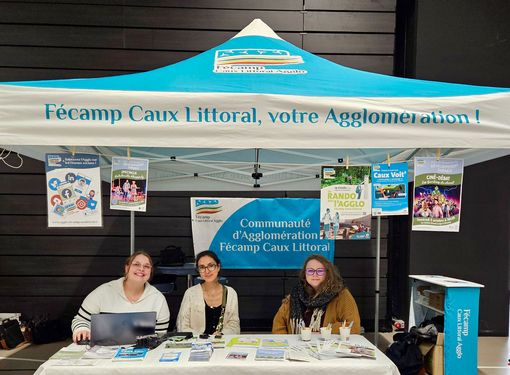 Stand d'information de l'Agglomération Fécamp Caux Littoral lors d'un forum