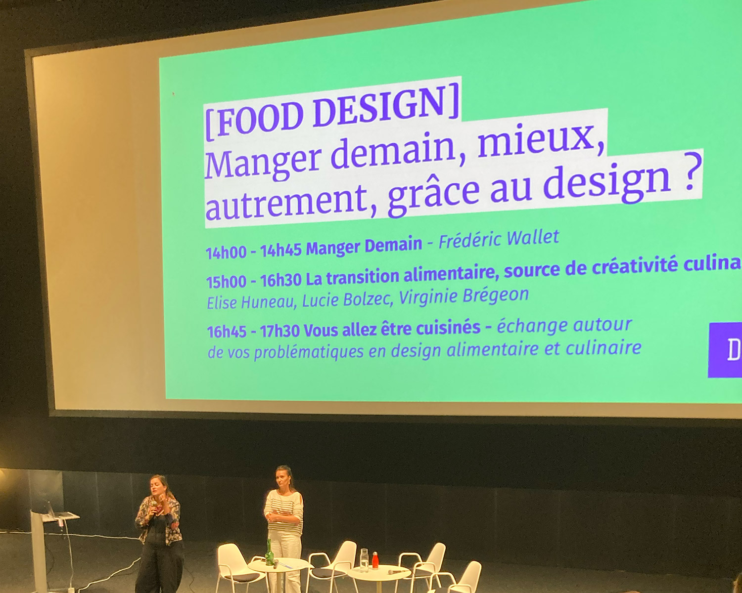 Intervention sur scène lors d'une conférence sur le design alimentaire, écran affichant « Manger demain, mieux, autrement, grâce au design »