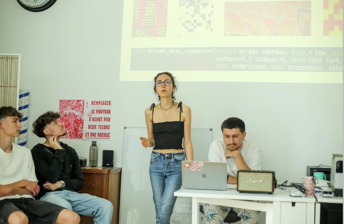 Salle de cours avec un écran affichant une présentation « Introduction au design »